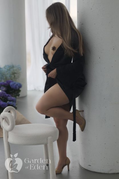 siya-indian-brunette-tall-vip-escort-airport